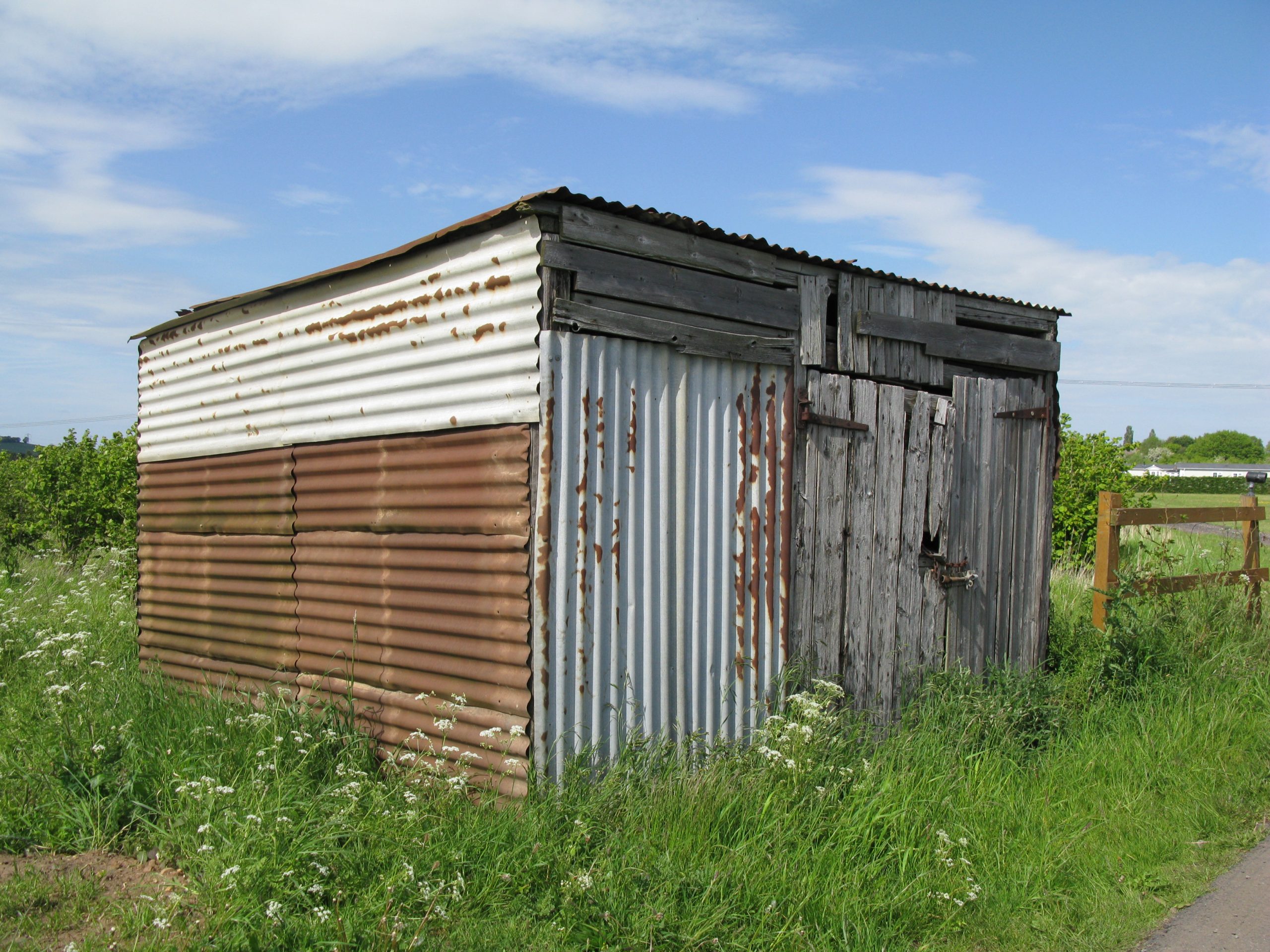 Corrugated metal hovel in Lenchwick