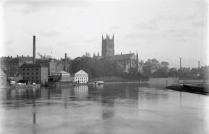 Picture of river Severn including the Worcester cathedral in the background 