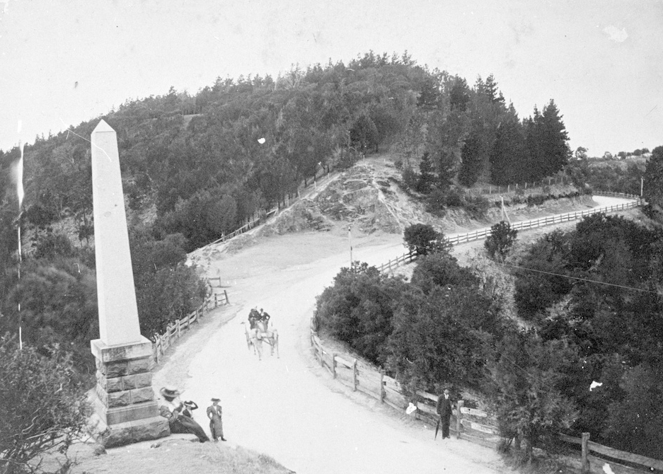 Monument at Blue Lake, Mount Gambier commemorating Gordon's Leap. 1887 © Public Domain