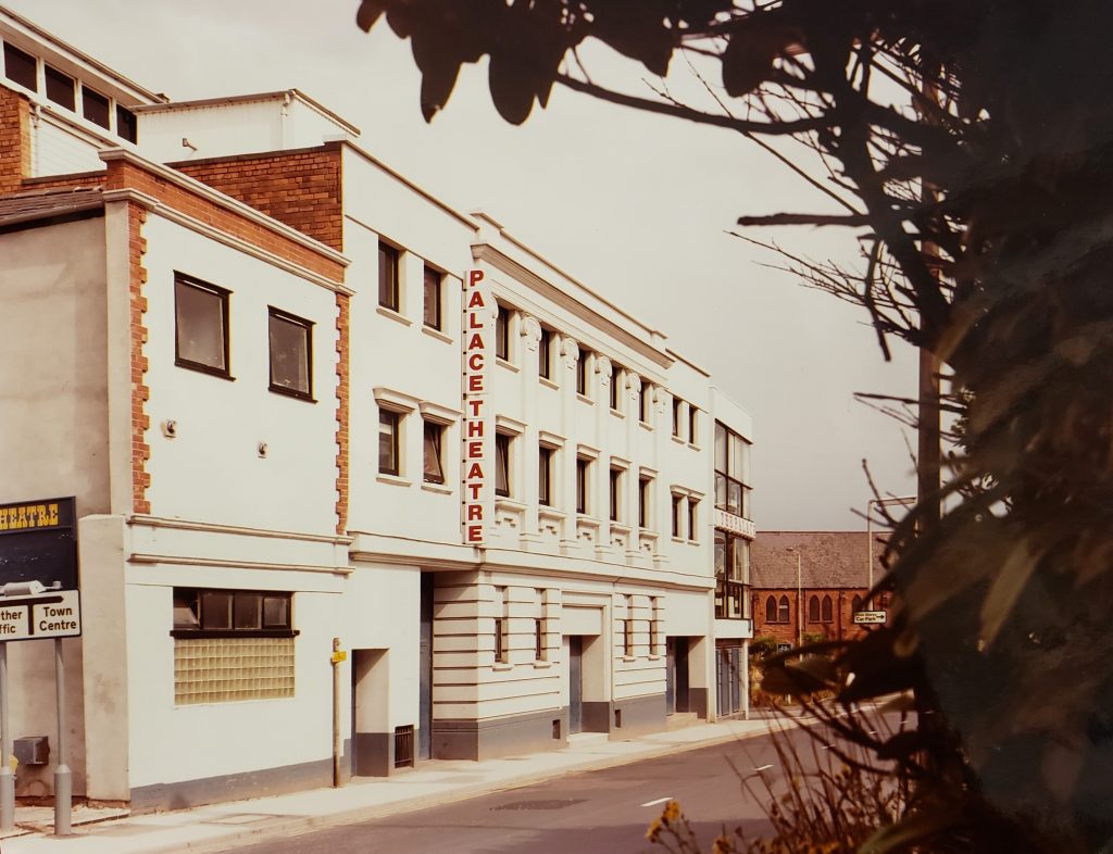 BA11883-7v Palace Theatre 1970s 