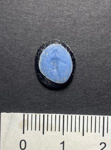 Small glass intaglio that depicts a hero